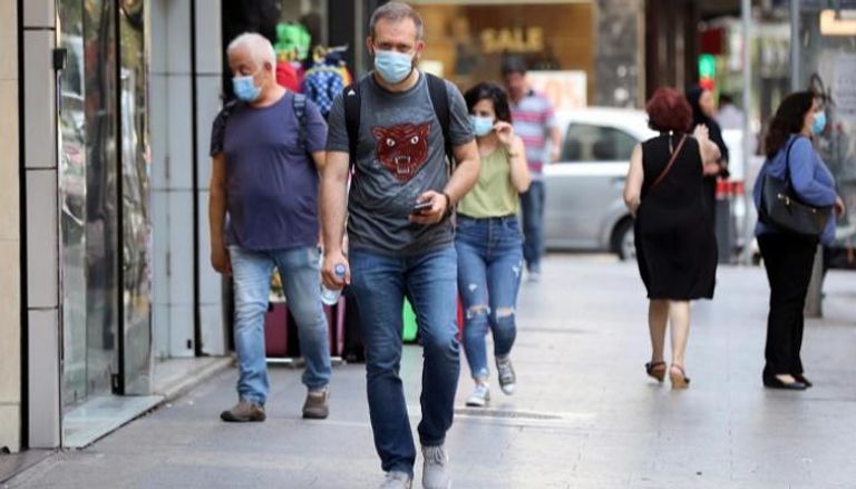 رجل يرتدي كمامة للوقاية من فيروس كورونا في لبنان