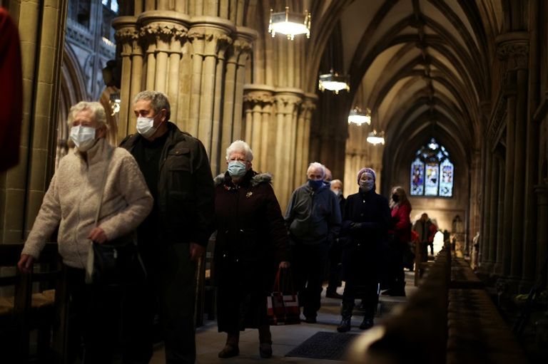 رجل يرتدي كمامة للوقاية من فيروس كورونا