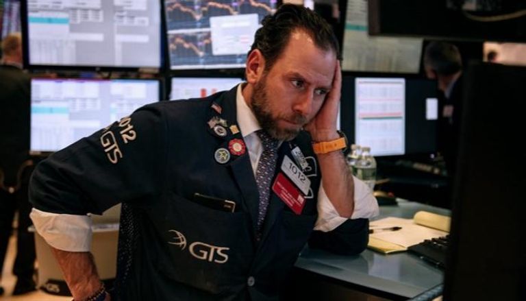 الأسهم الأمريكية تغلق منخفضة وسط آمال التحفيز وبيانات قاتمة