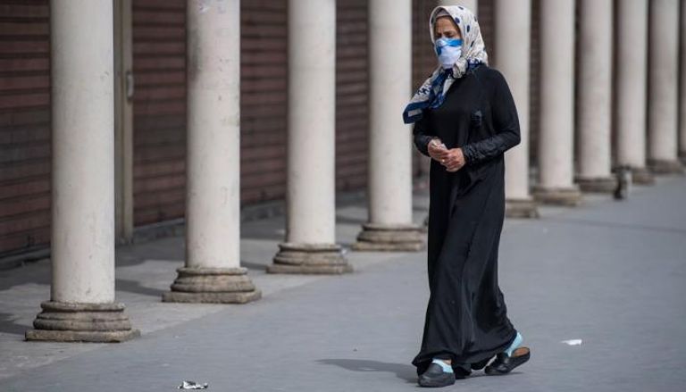 مغربية ترتدي الكمامة في مدينة الدار البيضاء