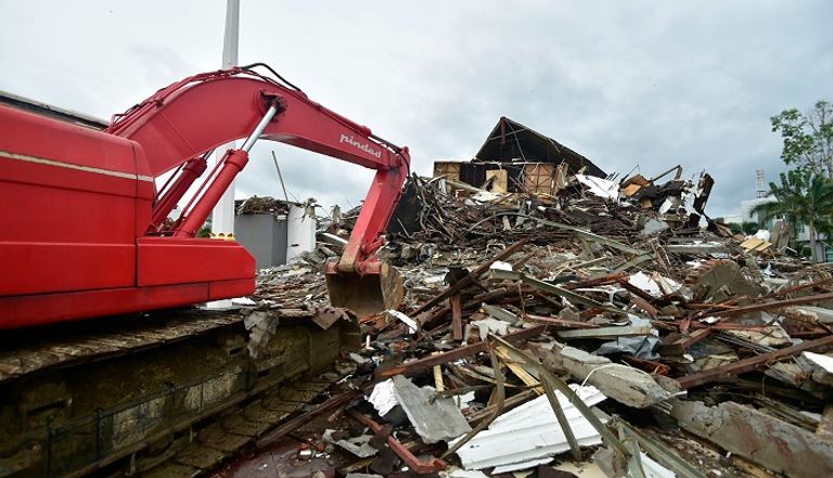 عمال الإنقاذ يبحثون عن ناجين وسط الأنقاض