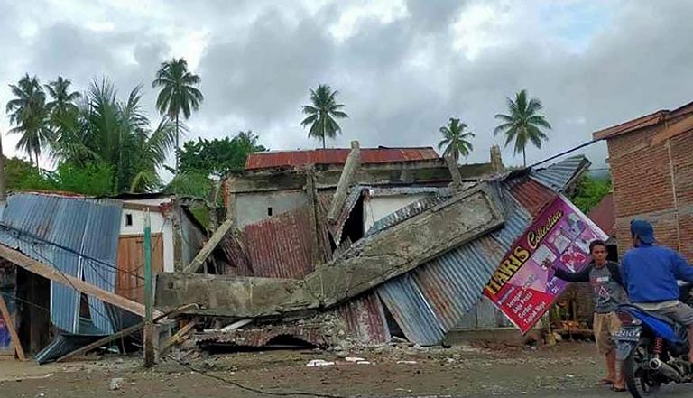 عمال الإنقاذ يبحثون عن ناجين وسط الأنقاض