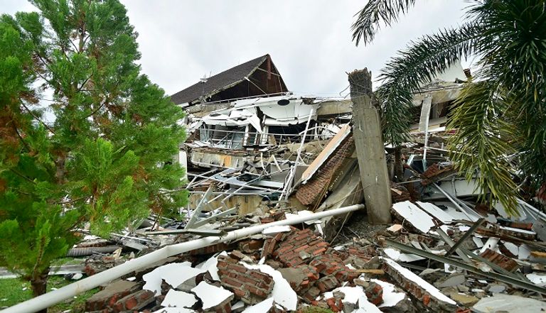 عمال الإنقاذ يبحثون عن ناجين وسط الأنقاض