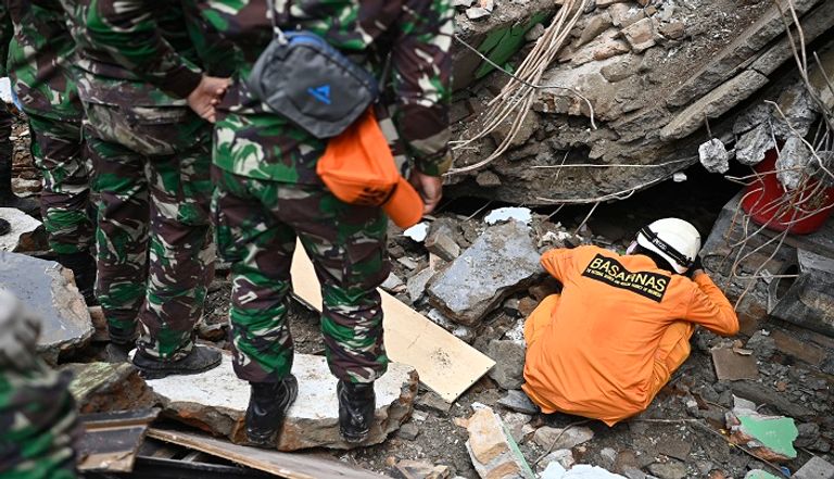 عمال الإنقاذ يبحثون عن ناجين وسط الأنقاض