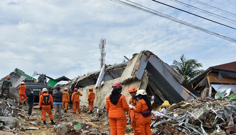 عمال الإنقاذ يبحثون عن ناجين وسط الأنقاض