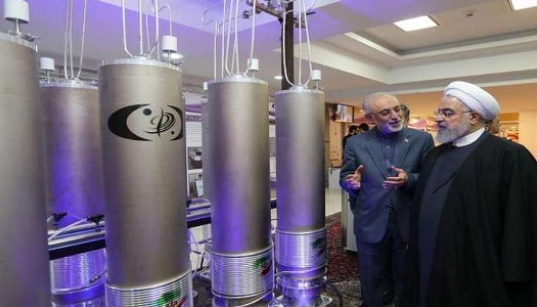 الرئيس الإيراني حسن روحاني داخل إحدى المنشآت النووية