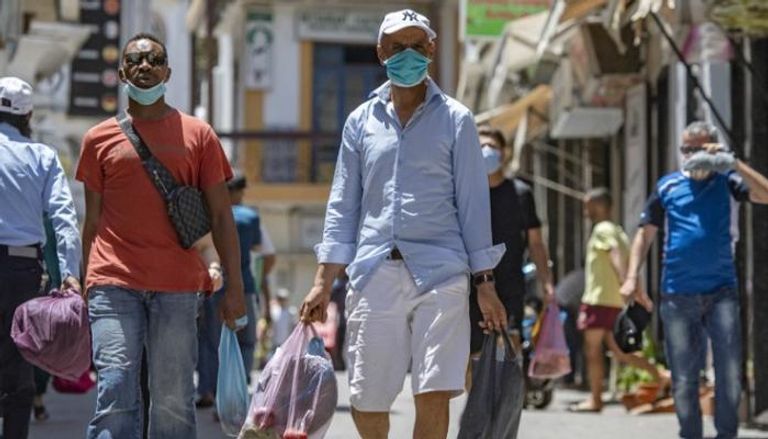 رجل يرتدي كمامة للوقاية من فيروس كورونا في المغرب