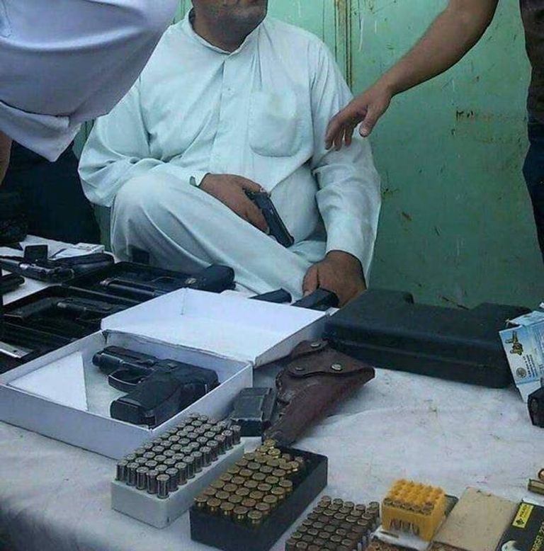 أسلحة نارية للبيع في سوق شعبية ببغداد