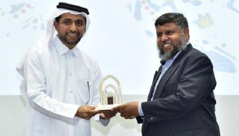البروفيسور طالب يتلقى جائزة من جامعة قطر 