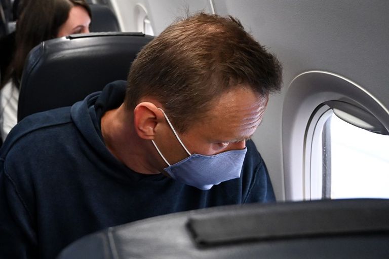 المعارض الروسي أثناء مغادرة ألمانيا عائدا لروسيا - أ.ف.ب المعارض الروسي أثناء مغادرة ألمانيا عائدا لروسيا - أ.ف.ب