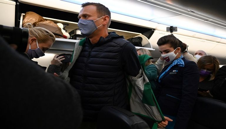 المعارض الروسي أثناء مغادرة ألمانيا عائدا لروسيا - أ.ف.ب المعارض الروسي أثناء مغادرة ألمانيا عائدا لروسيا - أ.ف.ب