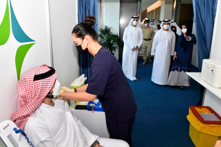 منصور بن محمد يتفقد عددا من مراكز تطعيم كورونا في دبي
