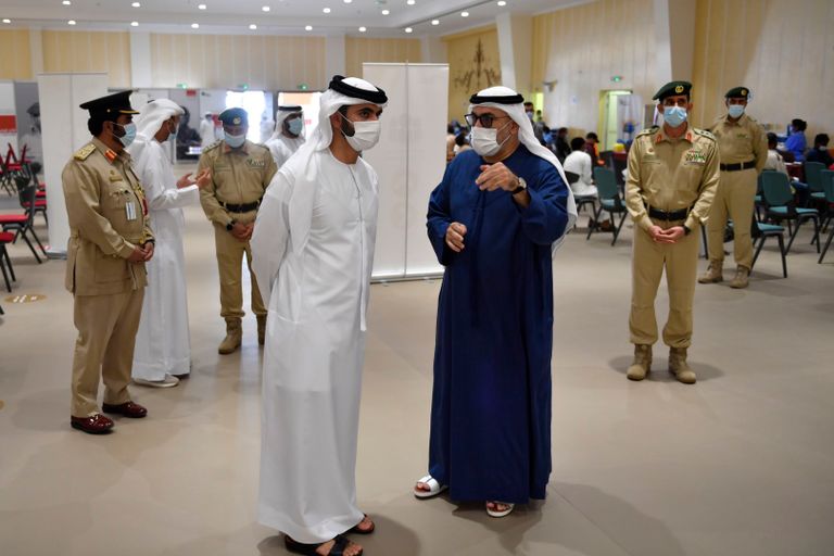 منصور بن محمد يتفقد عددا من مراكز تطعيم كورونا في دبي