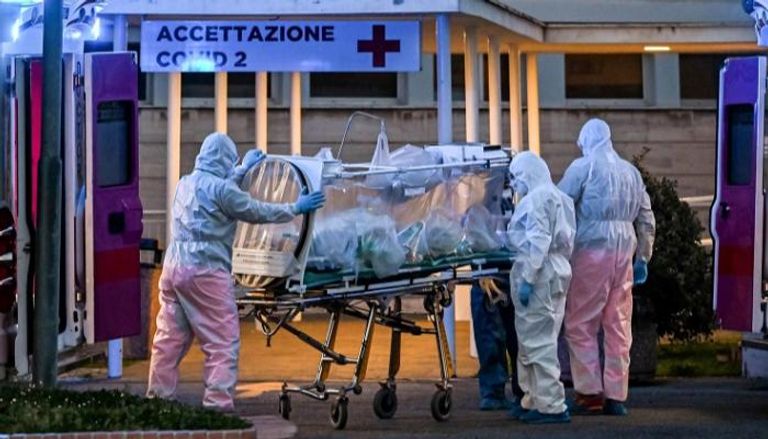نقل مريض بفيروس كورونا في إيطاليا
