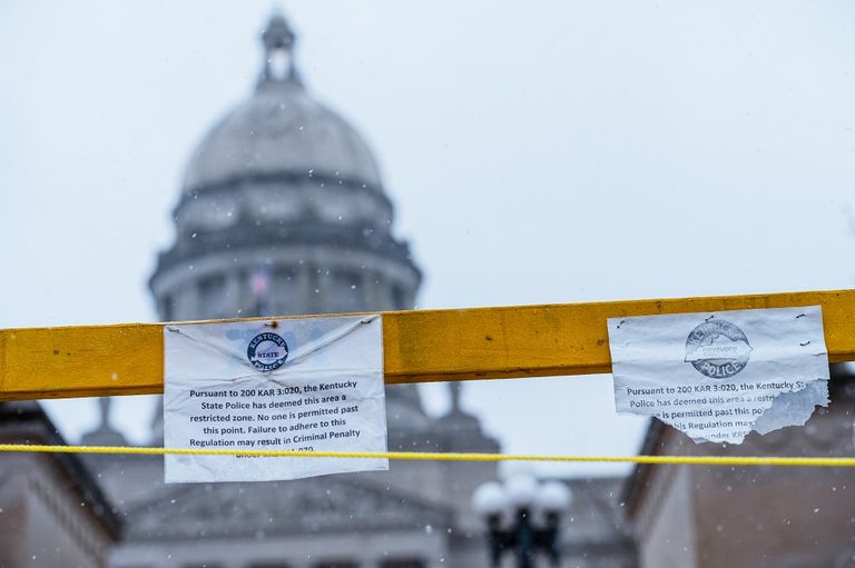 نقاط تفتيش وحواجز بمحيط مجمع الكابيتول (الكونجرس)، استعدادا لتأمين مراسم تنصيب الرئيس الأمريكي المنتخب، جو بايدن