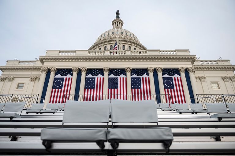 تزيين مبنى الكونجرس، بعلم أمريكا، استعدادا لمراسم تنصيب الرئيس الأمريكي المنتخب، جو بايدن