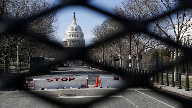 نقاط تفتيش وحواجز بمحيط مجمع الكابيتول (الكونجرس)، استعدادا لتأمين مراسم تنصيب الرئيس الأمريكي المنتخب، جو بايدن
