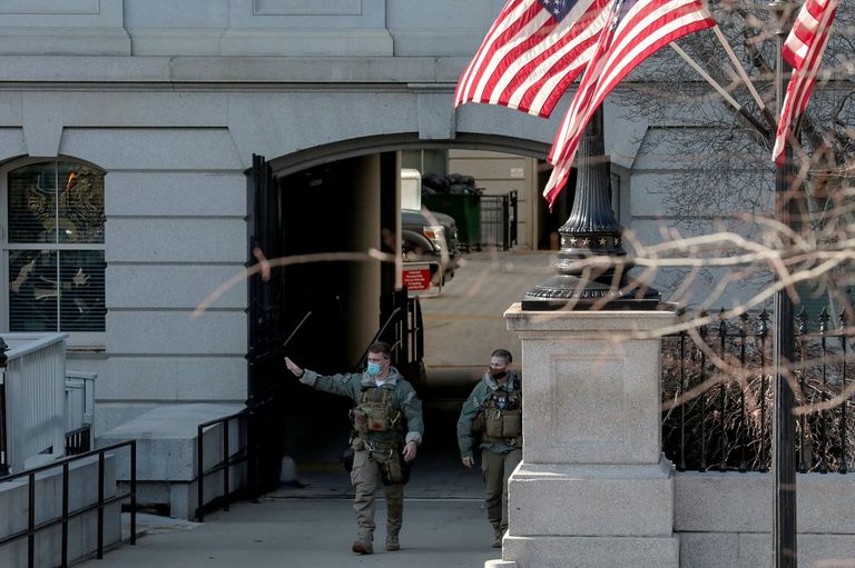 انتشار عناصر الحرس الوطني داخل مبنى الكابيتول (الكونجرس)، استعدادا لتأمين مراسم تنصيب الرئيس الأمريكي المنتخب، جو بايدن