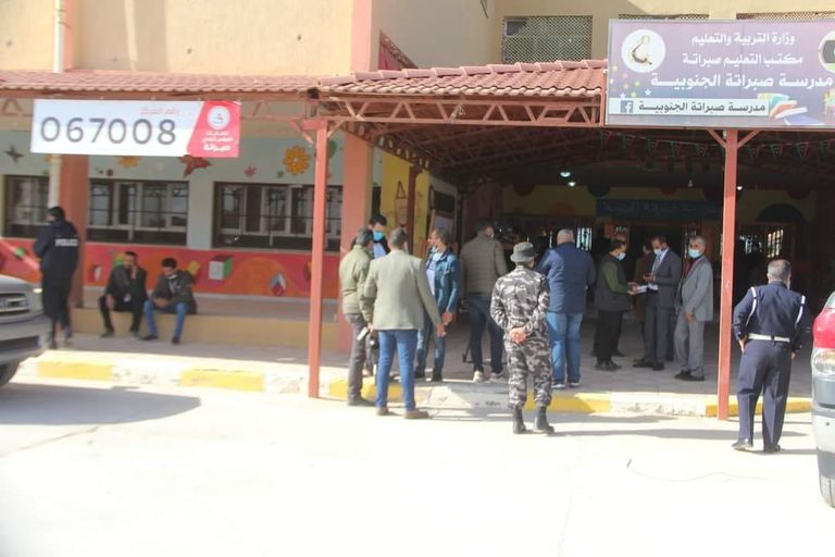 أحد الناخبين في مركز للاقتراع بصبراتة