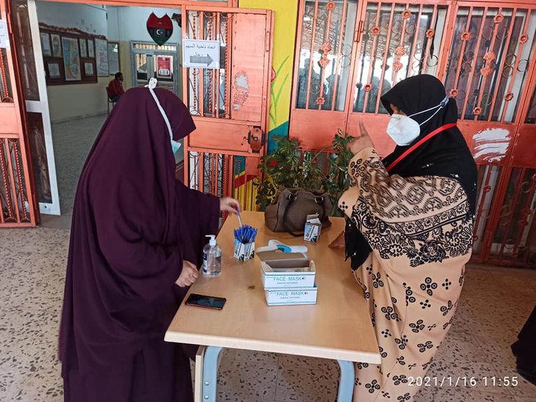 أحد الناخبين في مركز للاقتراع بصبراتة