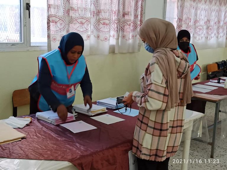 أحد الناخبين في مركز للاقتراع بصبراتة