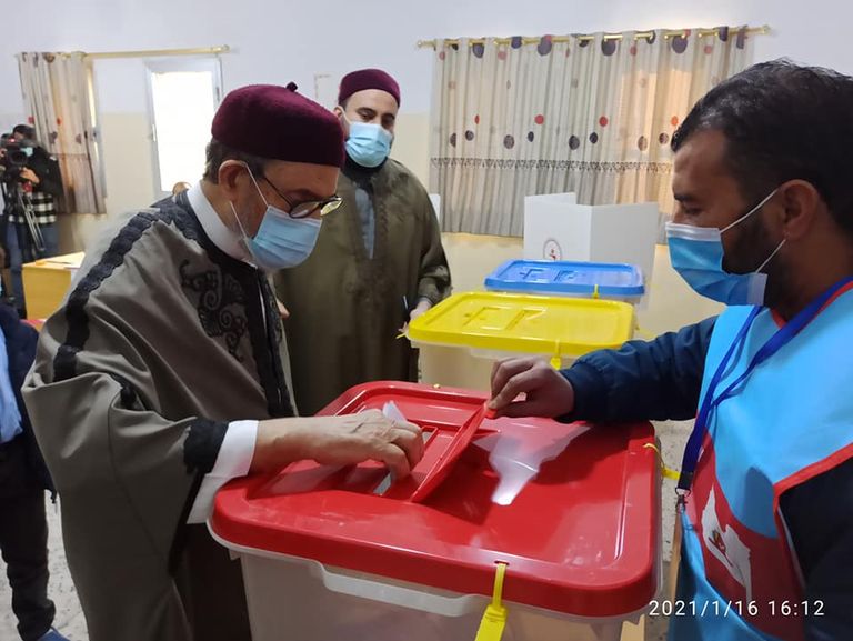 أحد الناخبين في مركز للاقتراع بصبراتة