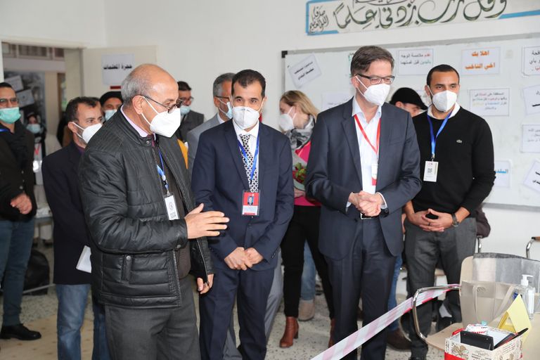 أحد الناخبين في مركز للاقتراع بصبراتة