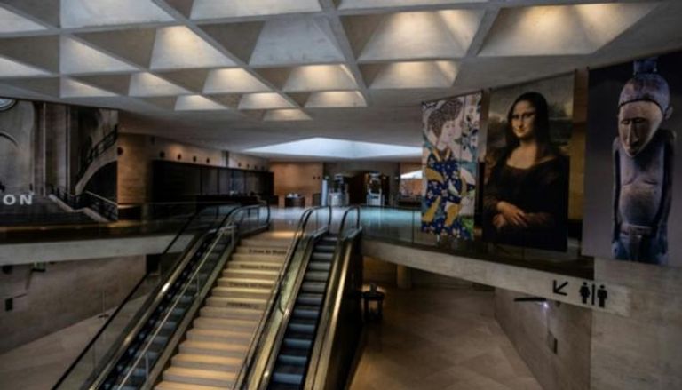 متحف اللوفر في باريس وقد خلا من الزوار بسبب استمرار الإقفال