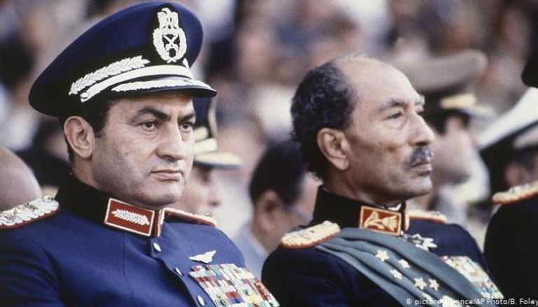 الرئيسان المصريان الراحلان مبارك والسادات
