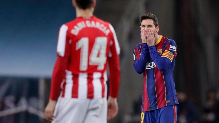 رونالد كومان مدرب برشلونة وليونيل ميسي قائد الفريق