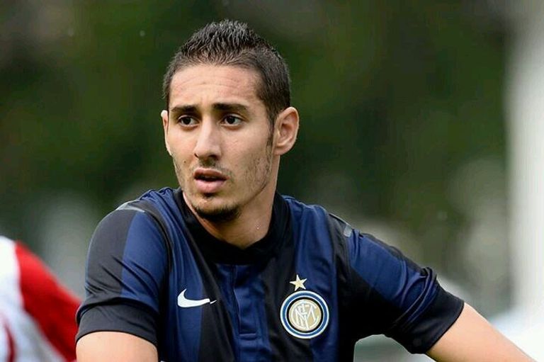 الجزائري إسحاق بلفوضيل بقميص إنتر ميلان فريقه الأسبق روميلو لوكاكو مهاجم إنتر ميلان