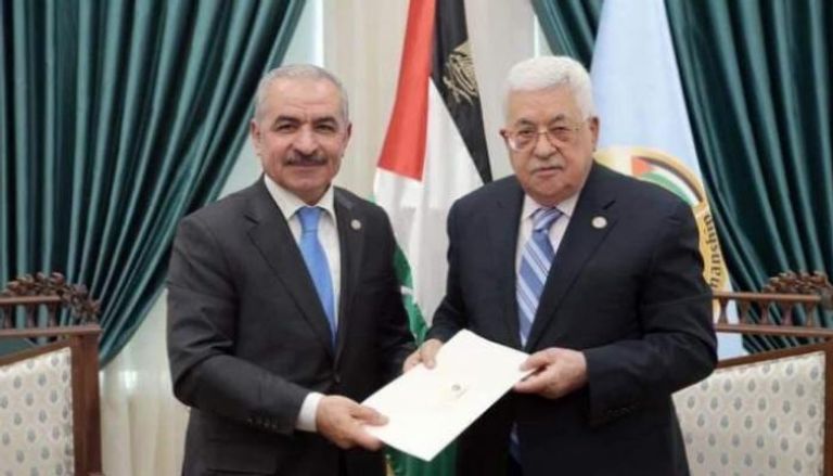 الرئيس الفلسطيني أبومازن ورئيس الحكومة محمد إشتية