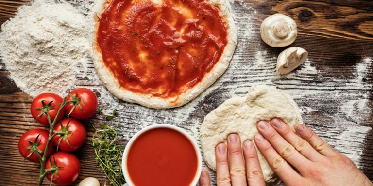 طاهي يقوم بتحضير بيتزا لا مارينارا La Marinara 6 حقائق غريبة عن البيتزا