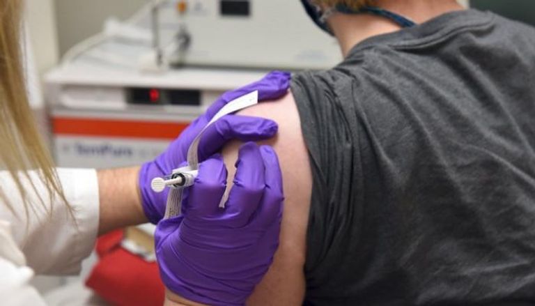 تطعيم 140 شخصا في الدقيقة ضد كورونا في بريطانيا