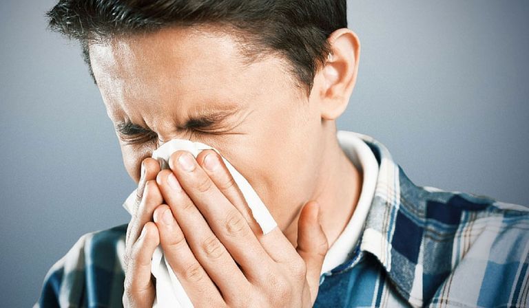 شخص يعاني من الرشح 