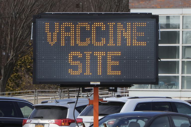 سكان نيويورك يصطفون لأخذ مواعيد اللقاح