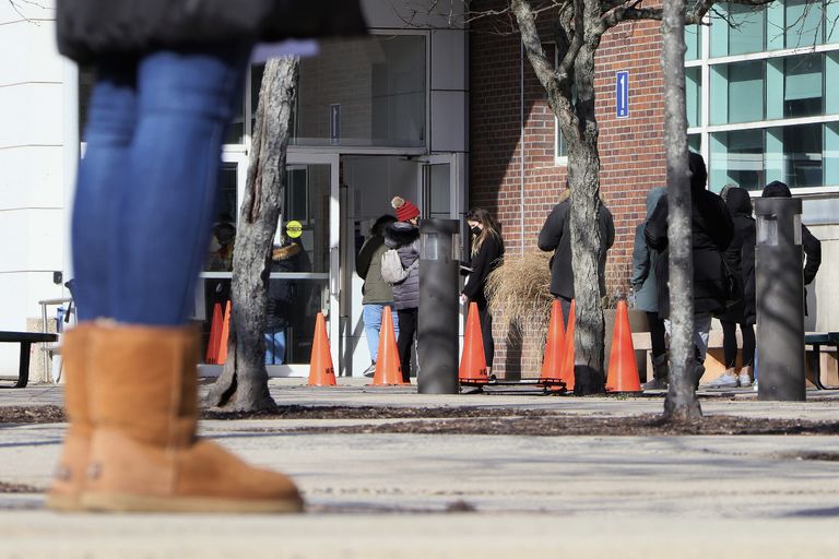 سكان نيويورك يصطفون لأخذ مواعيد اللقاح