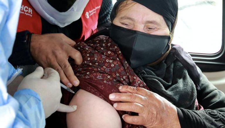 لاجئو سوريا في الأردن يتلقون تطعيم كورونا