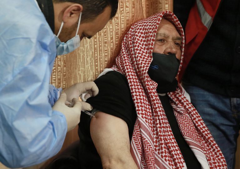 لاجئو سوريا في الأردن يتلقون تطعيم كورونا