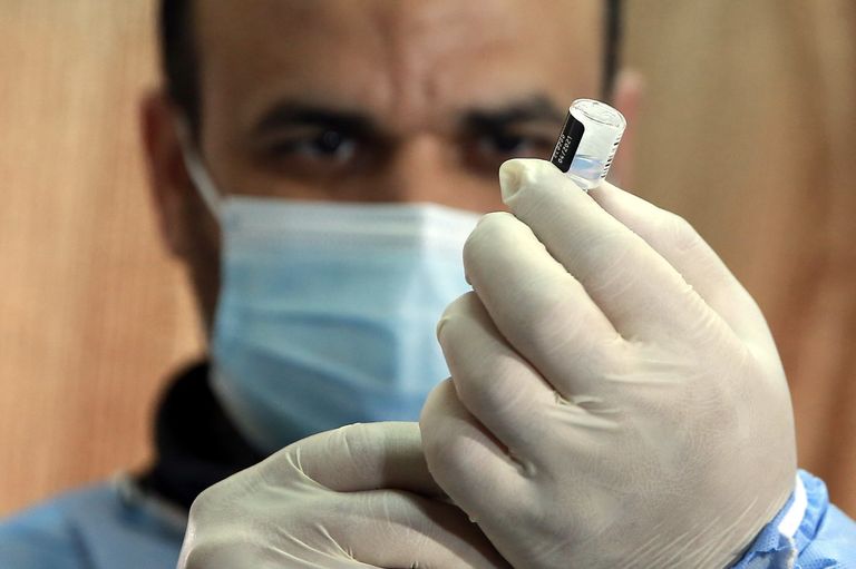 لاجئو سوريا في الأردن يتلقون تطعيم كورونا