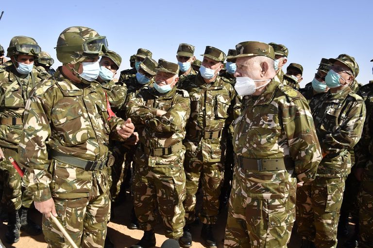 قائد الجيش الجزائري مع الجنود خلال المناورات العسكرية