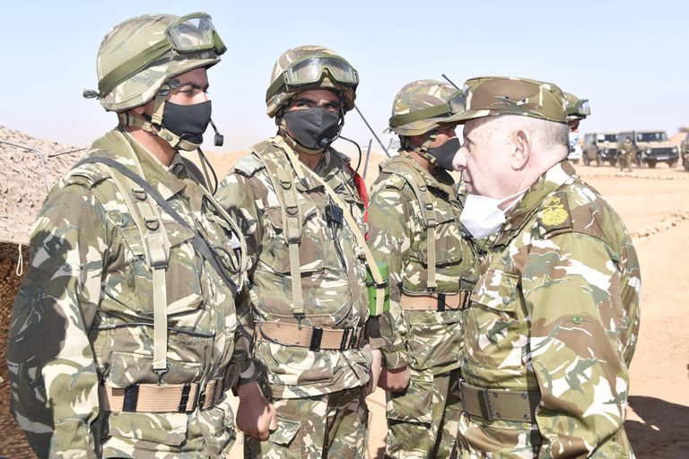 قائد الجيش الجزائري مع الجنود خلال المناورات العسكرية