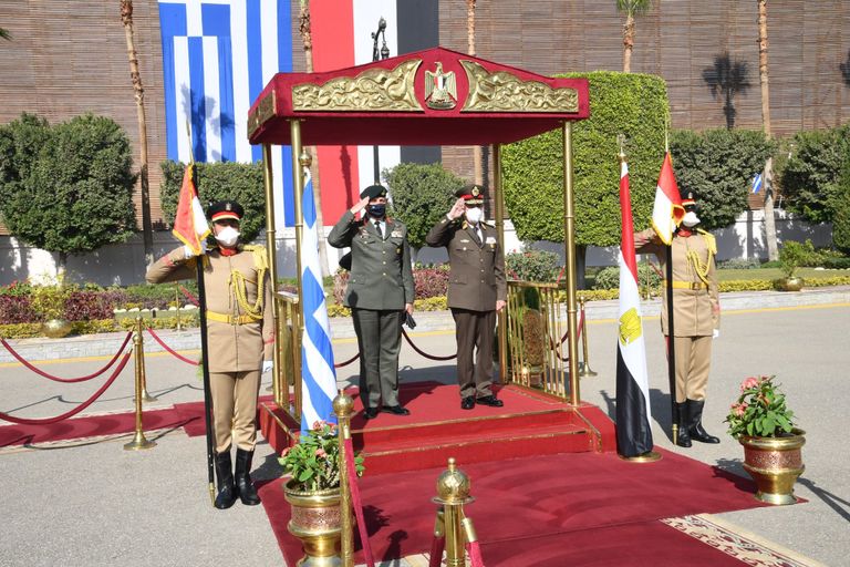 جانب من لقاء وزير الدفاع ورئيس الأركان المصرييْن بالمسؤول العسكري اليوناني