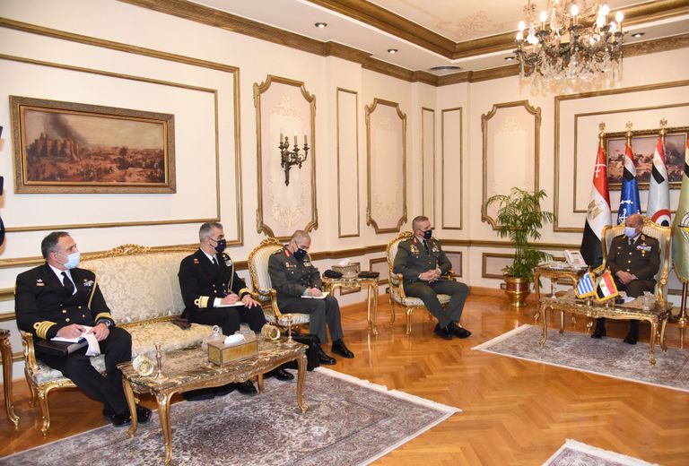 جانب من لقاء وزير الدفاع ورئيس الأركان المصرييْن بالمسؤول العسكري اليوناني