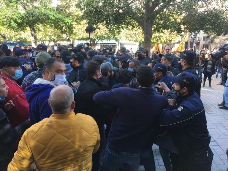 مظاهرة بقلب العاصمة توتس تندد بالإخوان