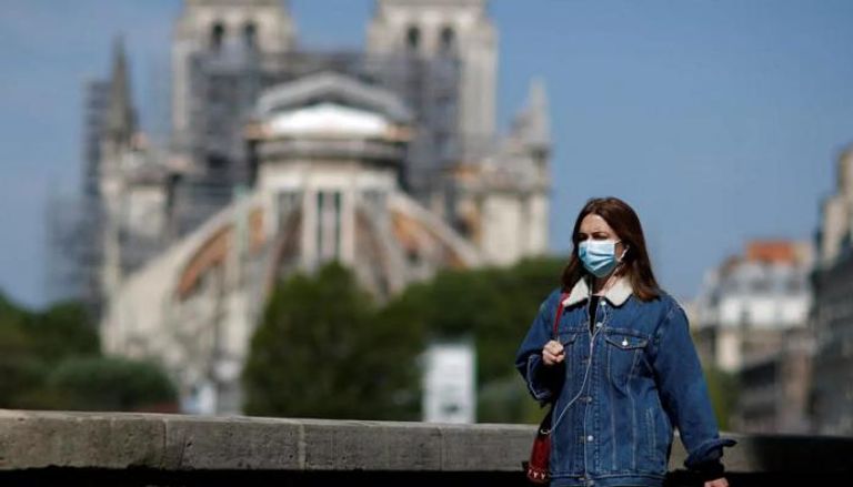 امرأة ترتدي كمامة للوقاية من فيروس كورونا في فرنسا