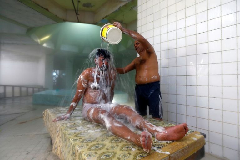 حمام شعبي للرجال في مدينة النجف العراقية