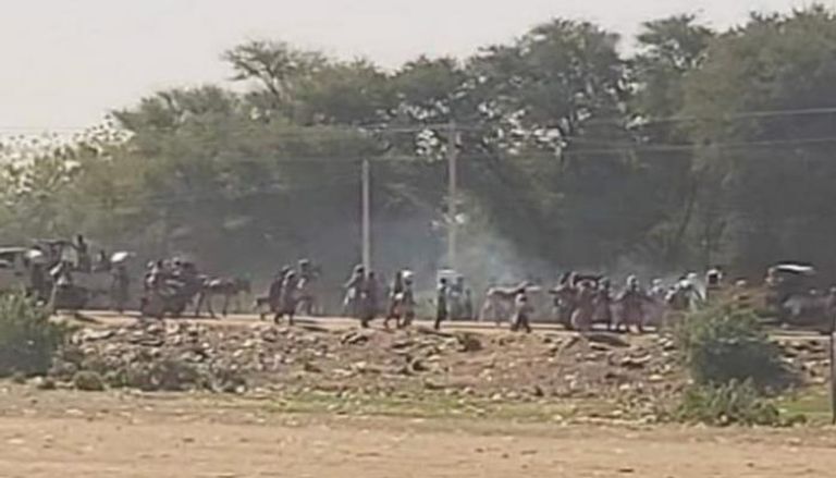 جانب من نزوح الأهالي بسبب الأحداث الدامية بإقليم دارفور رئيس الجبهة الثورية الدكتور الهادي إدريس