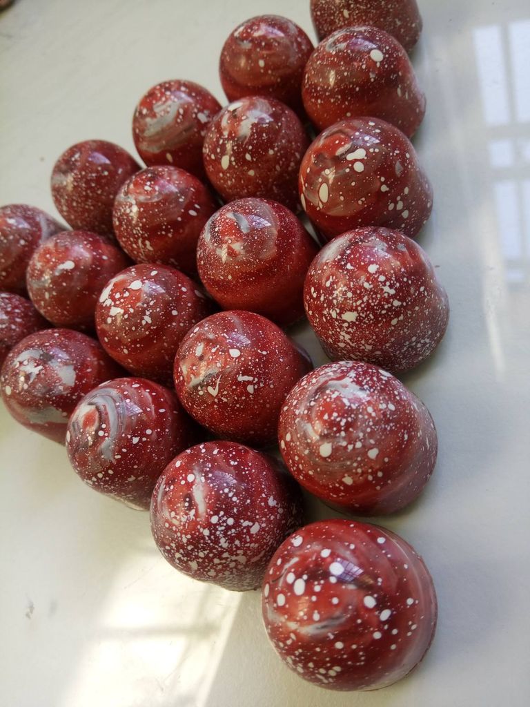 شوكولاتة وحلويات لمختلف المناسبات للسيدة شهناز الجزائرية حلوى الجزائرية شهناز برموز وأشكال أمازيغية - العين الإخبارية