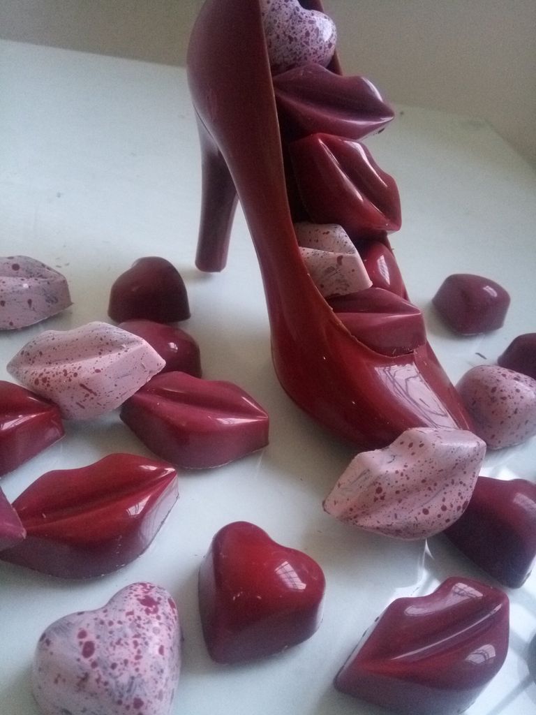 شوكولاتة وحلويات لمختلف المناسبات للسيدة شهناز الجزائرية حلوى الجزائرية شهناز برموز وأشكال أمازيغية - العين الإخبارية